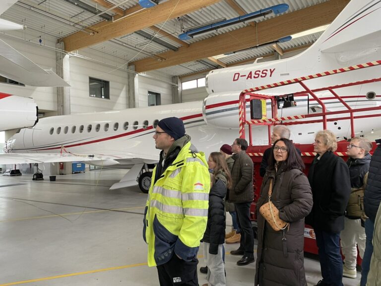 Besichtigung der Flugzeughallen